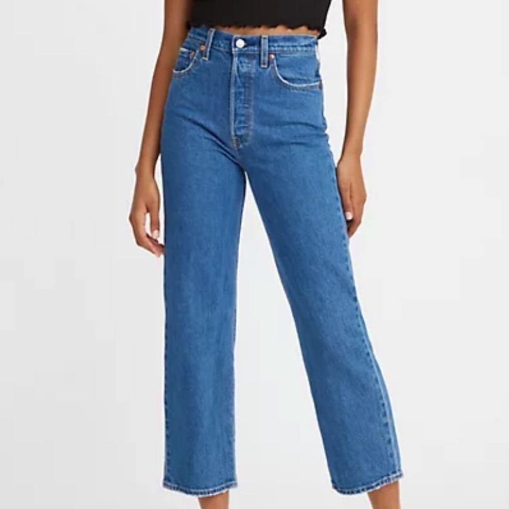 Levi’s Ribcage Straight Ankle jeans. Medium wash. Fit true-to-size. Worn once.